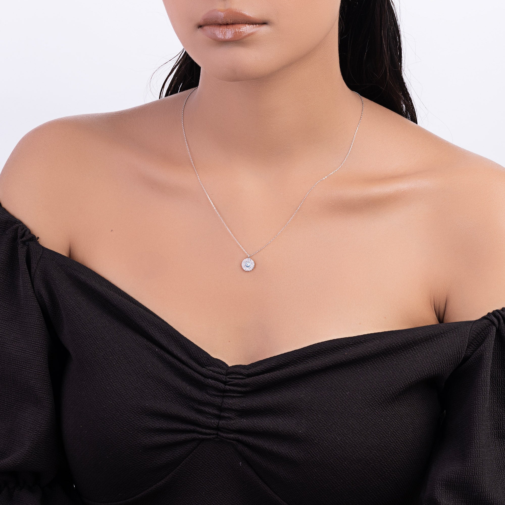 Simple silver necklace store with diamond